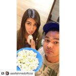 Kriti Sanon Instagram – #Repost @aasifahmedofficial with @repostapp
・・・
Our diet plan @kritisanon 😄😄😄 #fun #onset #kritisanon #popcorn