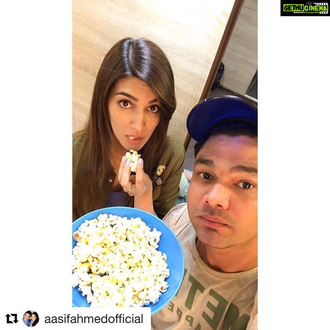 Kriti Sanon Instagram - #Repost @aasifahmedofficial with @repostapp ・・・ Our diet plan @kritisanon 😄😄😄 #fun #onset #kritisanon #popcorn
