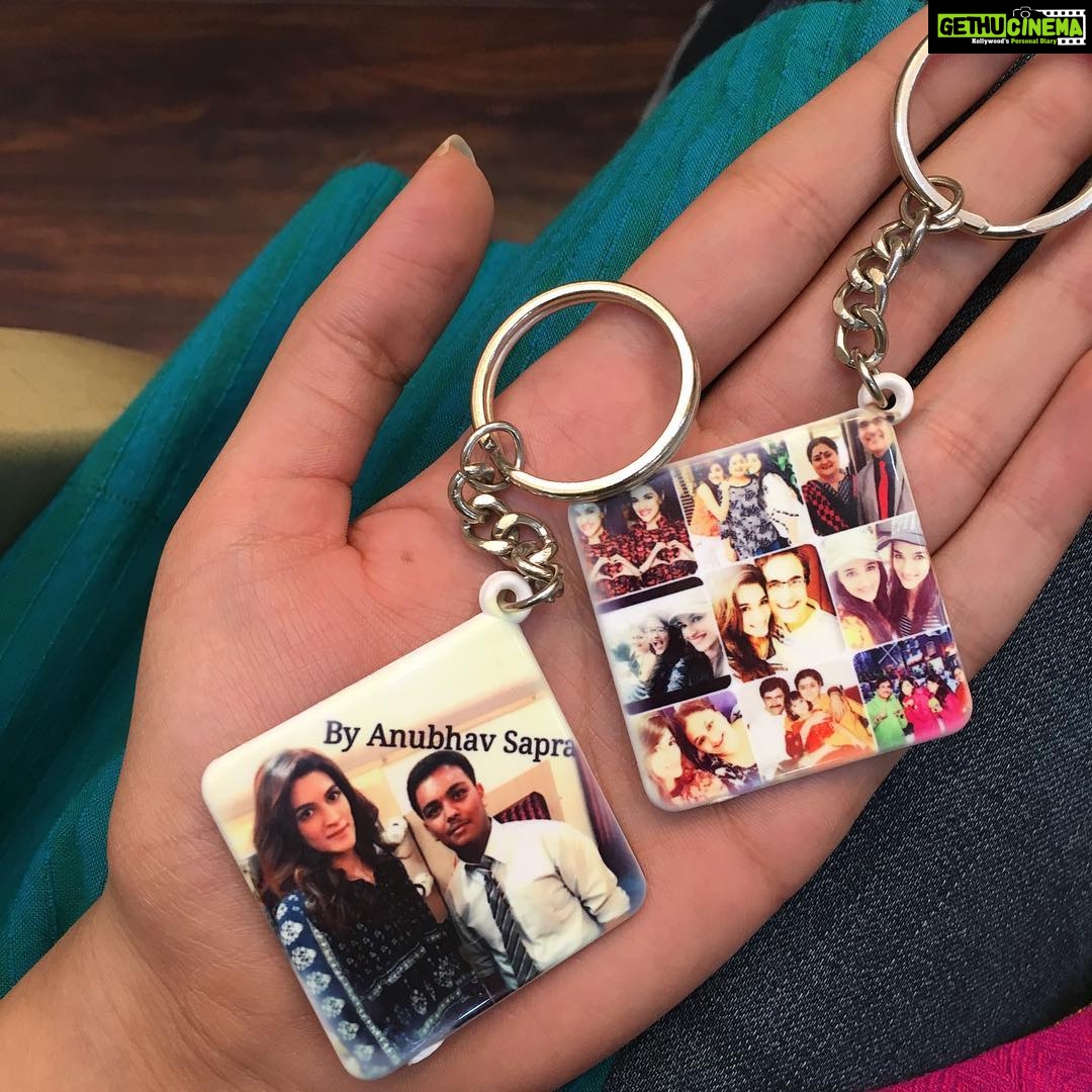 Kriti Sanon Instagram - Fan love in lucknow! :) Thank you so much for this Anubhav! Really sweet! ☺️❤️