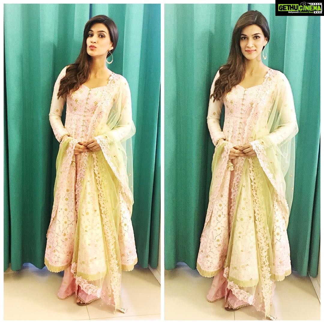 Kriti Sanon Instagram - #aboutlastnight Me all dressed up for Diwali in this lovely @tamannapunjabikapoor outfit! Styled by my fab @sukritigrover