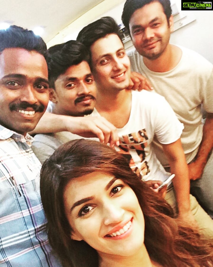 Kriti Sanon Instagram - My team..My gang of boys on #BareillykiBarfi set! #Happypeople @aasifahmedofficial @jacobsadrian ❤️