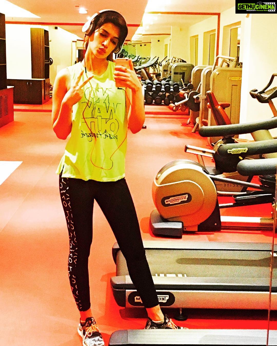 Kriti Sanon Instagram - Comfort zone is a great place..but nothing grows there. Push ur limits & u'll fly.. #workouttime