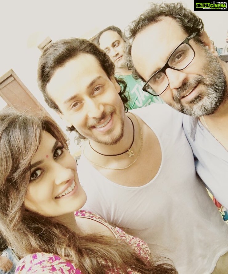 Kriti Sanon Instagram - Shooting wid Tiger and Anand sir in Banaras!! Surprise surprise ☺️☺️ @tigerjackieshroff