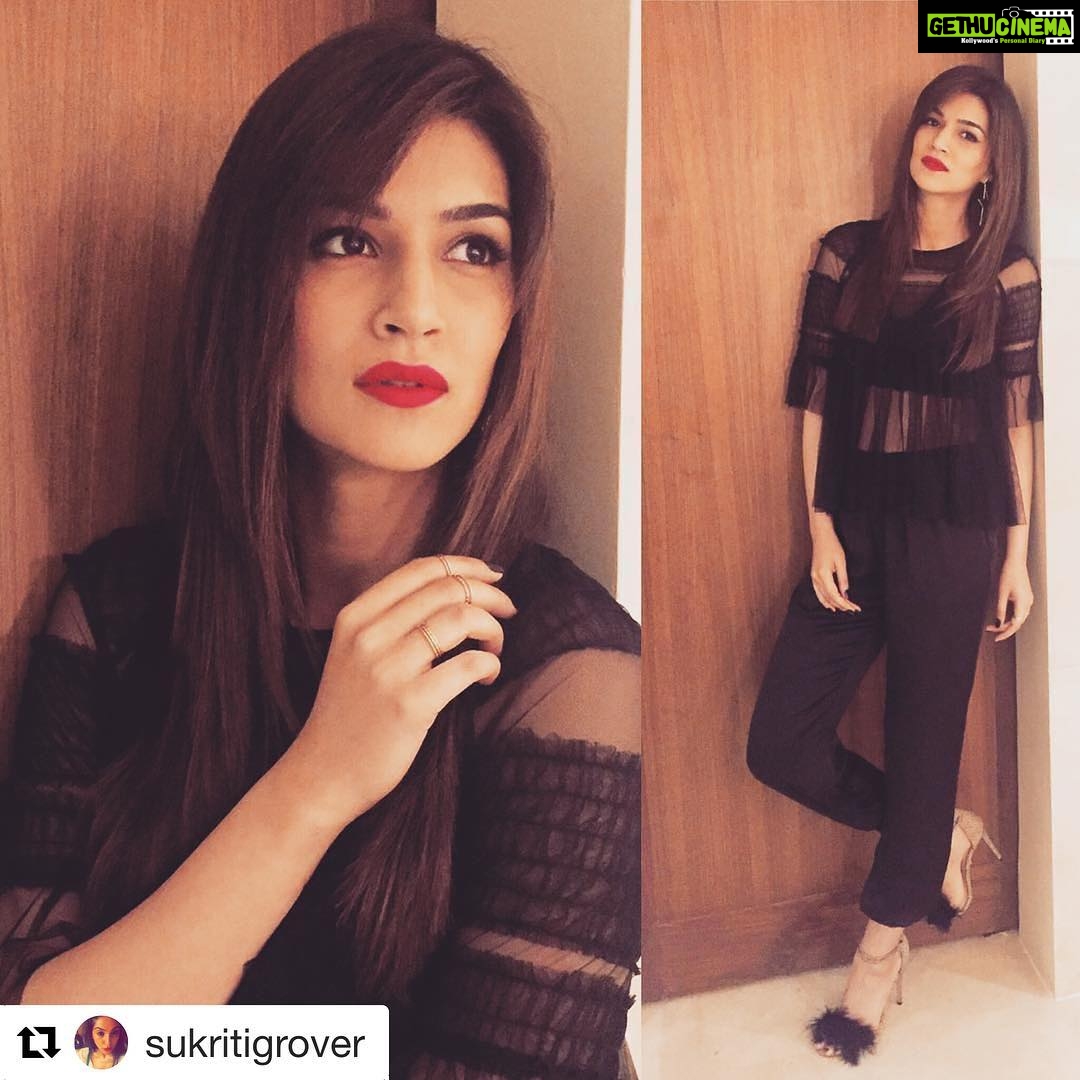Kriti Sanon Instagram - At the Gionee S6s launch in Pune Styled by @sukritigrover makeup: @13kavitadas Hair: @seemakhan 💃🏻 #Repost @sukritigrover with @repostapp ・・・ @kritisanon 🔥🔥 tonight in top @zara pants @zara shoes @topshop accessories @topshop for @gioneeindia S6S launch ! #sukritigroverforstylecell #stylecell #celebritystyling #zara #topshop #kritisanon