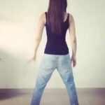 Kriti Sanon Instagram - #beatpebooty with a touch of whistle baja.. All the best @tigerjackieshroff @tigerjackieshroff @jacquelinef143 @remodsouza @ekmainaurektu7 for #AFlyingJatt #Repost @tigerjackieshroff : I was whistling all throughout this one! Still got the moves!!! @kritisanon #beatpebootychallenge #afj