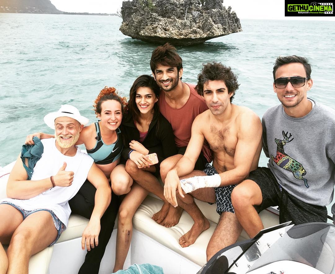 Kriti Sanon Instagram - Last Day #snorkelingtime .. Was super fun!! Will miss you guys❤️ and will miss you Mauritius! @sushantsinghrajput @makeoutartista @jimsarbhforreal #Raabta