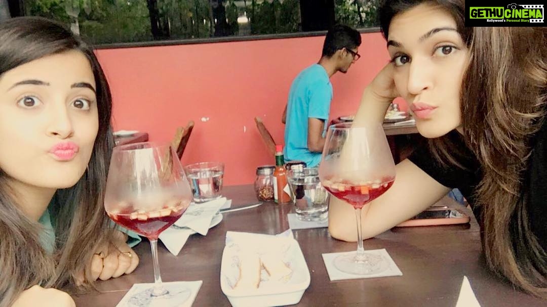 Kriti Sanon Instagram - Pre-birthday lunching with my not-a-baby-anymore sis!! 😁💃🏻👯👭 #SistersDayOut @nupursanon