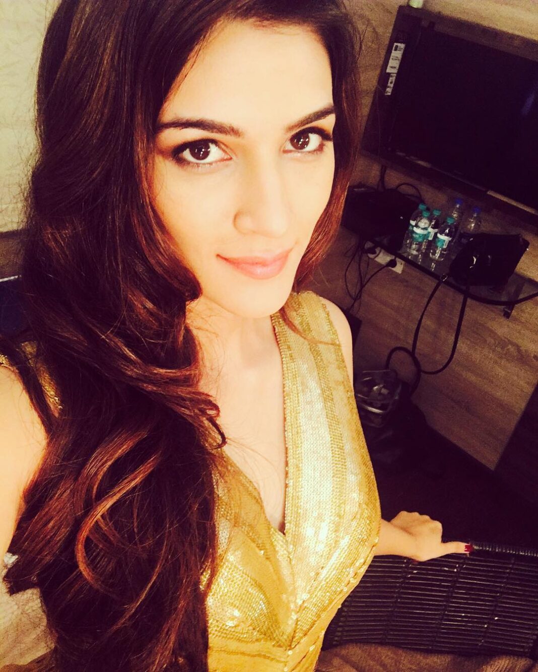 Kriti Sanon Instagram - Amazing shoot today for @oasis_tiles 's first tvc ever! Lovely team to work wid.. In @officialswapnilshinde outfit styled by my super amazing @sukritigrover !