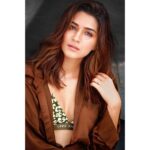 Kriti Sanon Instagram - Just.. woke up craving 🍫👀🤪 Morning everyone ☀️🦋🌸