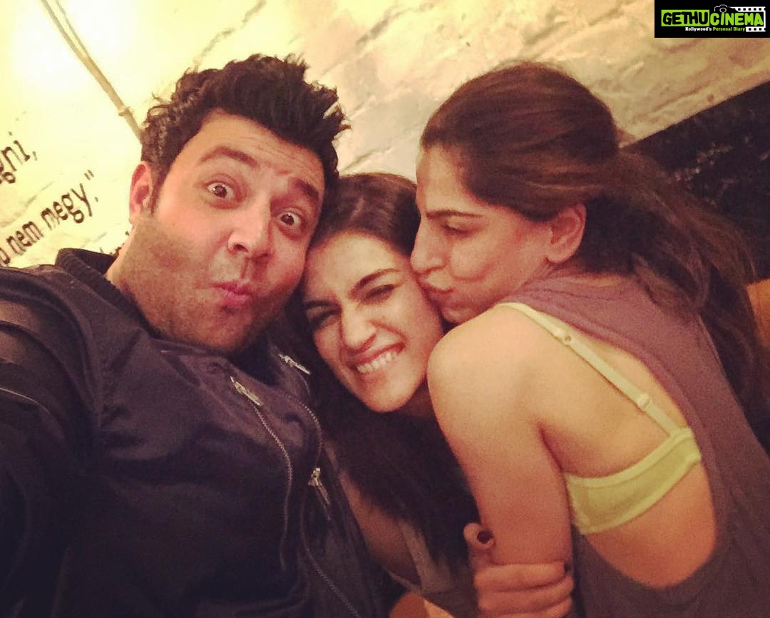 Kriti Sanon Instagram - #throwback to #BudapestMemories wid these crazy ones! @fukravarun @sukritigrover ❤️❤️ #Raabta