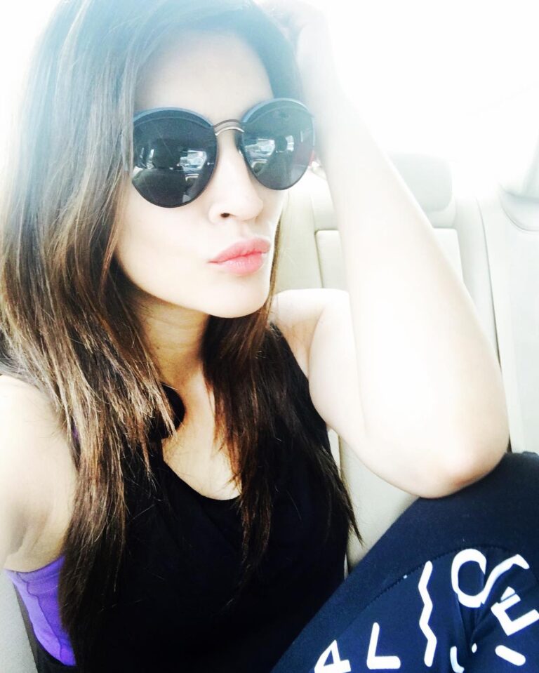 Kriti Sanon Instagram - #onmywayselfie Time to workout! But lets click a selfie first😉💃🏻