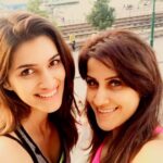Kriti Sanon Instagram - Yas in Budapest for a day!! ❤️❤️Missed you @yasminkarachiwala !! 😘