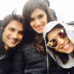 Kriti Sanon Instagram – Shooting for my fav song!! #lovesongshoots @sushantsinghrajput @ayeshoe 💃🏻😁
