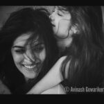 Kriti Sanon Instagram - When @avigowariker is there..there has to b a #postpackupshot ! Thanks for my Bajrangi moment wid @harshaali2008_official Avi! 😘😁❤️