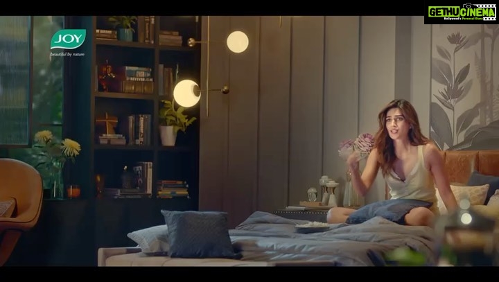 Kriti Sanon Instagram - No matter how many times you wash your face, the last wash before bedtime is the most important wash of the day. ๐๐ปโโ๏ธ Presenting JOYโs new face wash TVC! @joy_beautifulbynature #thelastwash