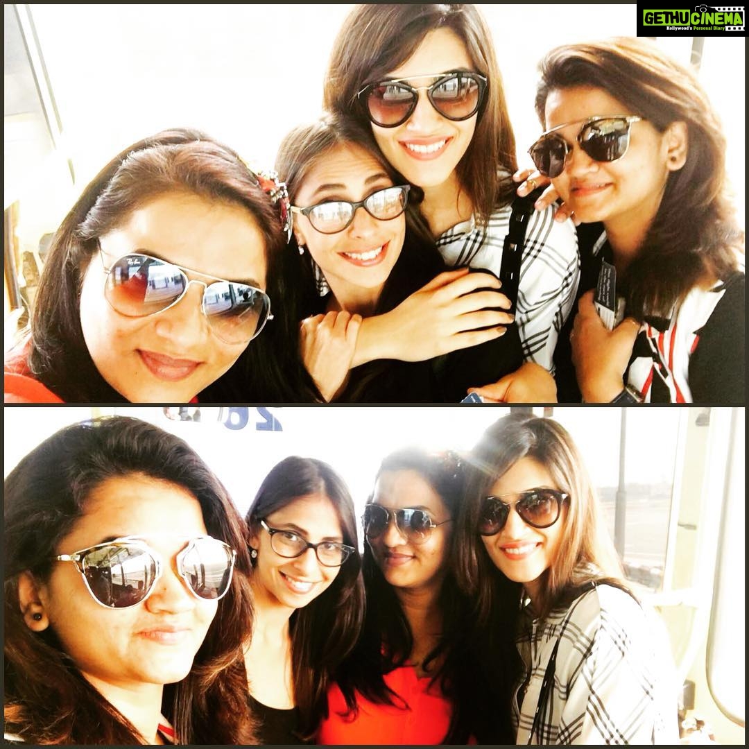 Kriti Sanon Instagram - Off to Hyd wid my team for Tarun Tahiliani's show!! ☺️❤️