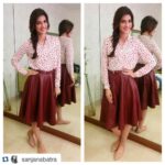 Kriti Sanon Instagram - #Repost @sanjanabatra with @repostapp. ・・・ @kritisanon in @marksandspencerindia shirt, @madison_onpeddar skirt for #dilwale promotions today #styling #stylefile @stylecliquebysanjana