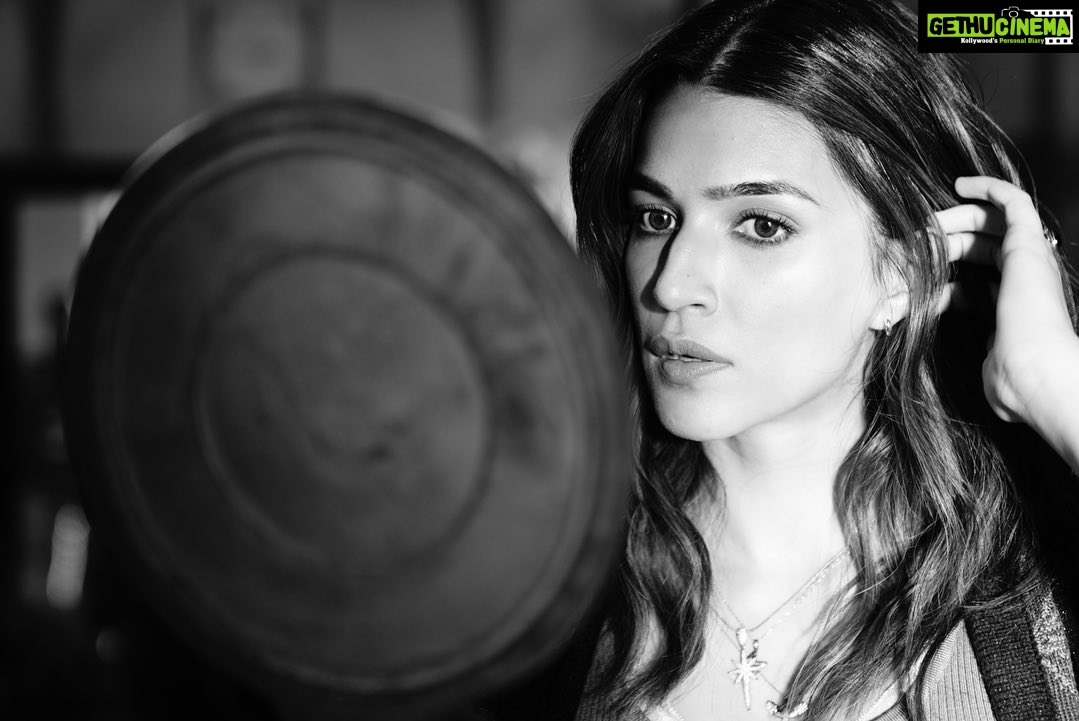 Kriti Sanon Instagram - Final touches.. The seconds before “Action”.. when I’m still a bit of ME but also a bit of MYRA .. 💭🎥🎬 #Myra #BachchanPandey #BTS @nadiadwalagrandson 📸: @harjeetsphotography