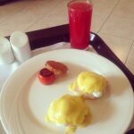 Kriti Sanon Instagram – Breakfast time!! #eggsbenedict #hashbrown #watermelonjuice 😁❤️