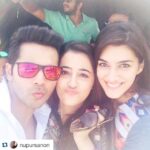 Kriti Sanon Instagram - #Repost @nupursanon with @repostapp. ・・・ 😗😗😁 @kritisanon @varundvn #dilwaleselfie