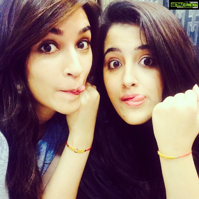 Kriti Sanon Instagram - Sisters can also protect each other 😁😉Happy Rakhi to all!! :) #siblinglove ❤️👩❤️👩 @nupursanon