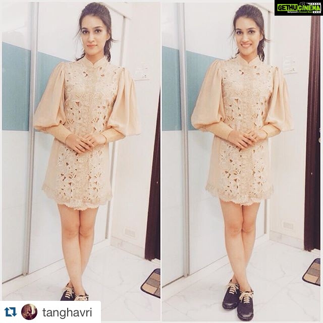 Kriti Sanon Instagram - #Repost @tanghavri with @repostapp. ・・・ @kritisanon in a #pallavisinghee look for the phantom screening last evening!
