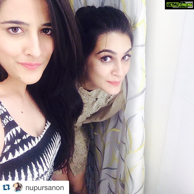 Kriti Sanon Instagram - #Repost @nupursanon with @repostapp. ・・・ Cutest photobomber😆 @kritisanon #phantomscreening