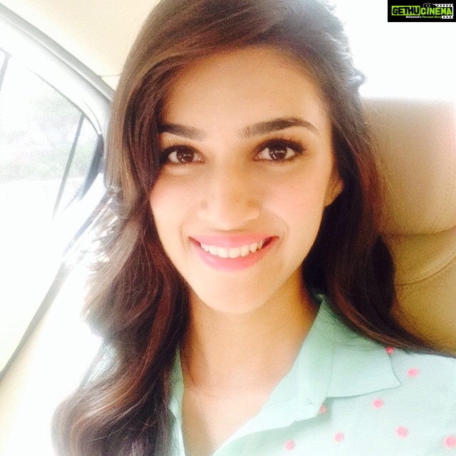 Kriti Sanon Instagram - Just reachin NM college!! #umang fest! 😁😁