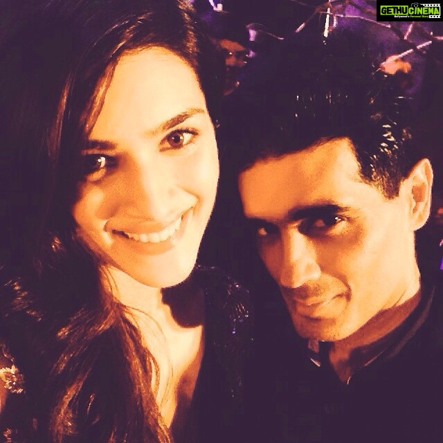 Kriti Sanon Instagram - Superbbb show!! @manishmalhotra05 congratsss๐๐ #aftertheshowSelfie ๐๐