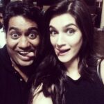Kriti Sanon Instagram - The super cool director and an amazing friend @sabbir24x7 came to give us company on the set of #ChalWahaanJaateHain 😁 thank u for the donuts! 😜