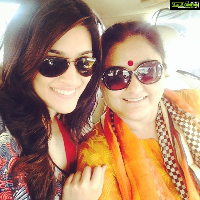 Kriti Sanon Instagram - Maa beti ok #Dohchay Day!! 💃☺️
