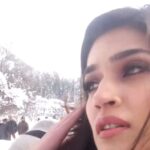 Kriti Sanon Instagram - Came across this video in my phone.. Haha.. Kashmir shoot for Rabba song in #heropanti.. Taken by @shaanmu jus before shot... Miss kashmir days!!!! Most memorable experience!