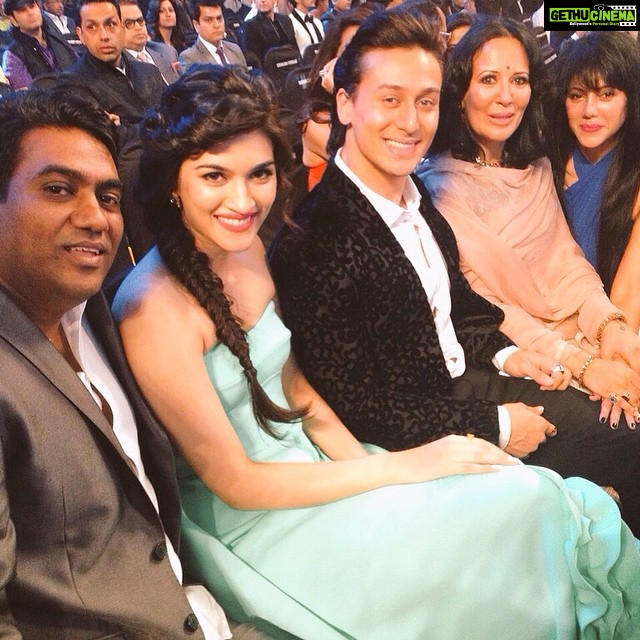 Kriti Sanon Instagram - Heropanti team at Filmfare!! 💗