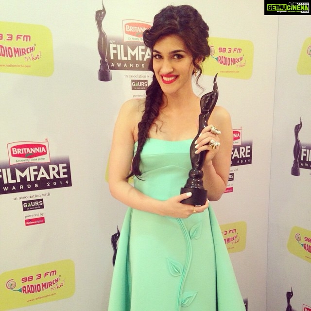 Kriti Sanon Instagram - Have been dreaming of this black lady since i realized that i wanted to be an actor.. Wooohhhhoooo!! My first filmfare award!! Thank you filmfare!! This one is definitely special!! 😁😁💃💃