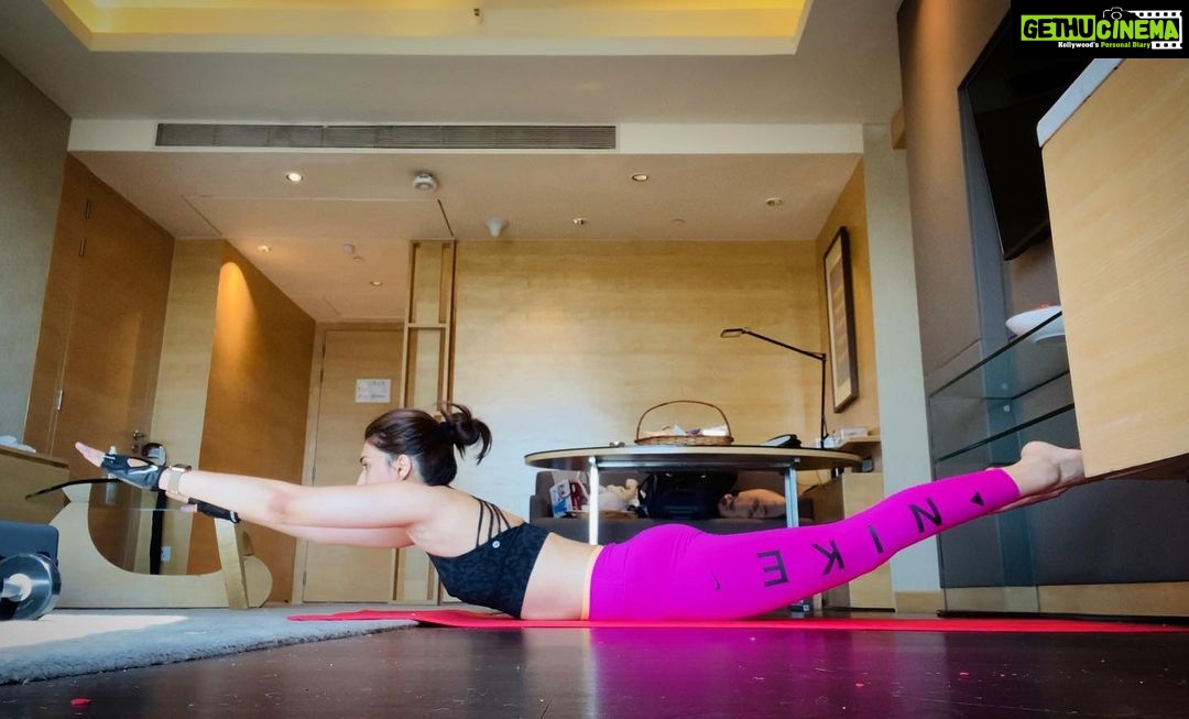 Kriti Sanon Instagram - Measuring the length of my room 💁🏻♀️✌️