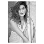 Kriti Sanon Instagram – Sometimes I wonder.. Do we know anyone truly? Like for REAL?🤔👀

Not sure if we know ourselves fully too.. we know just parts of who we ‘think’ we are and who we wanna be. 💁🏻‍♀️
#PoetryWithKriti 🖊 🦋 

📸: @tejasnerurkarr
Outfit: @roseroom__official