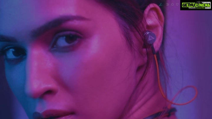 Kriti Sanon Instagram - Experience The New Dimension of Sound with Boult Audio 🎧 🎙🎶 @boultaudio @vickykaushal09