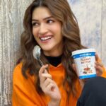 Kriti Sanon Instagram – If you can’t find me on set, I’ll probably be munching in the corner on my favourite @myfitness peanut butter! 😋 Health & taste combined 💯 Order yours at www.myfitness.in 🎁
#myfitnesspeanutbutter