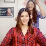 Kriti Sanon Instagram - Baal baal bach gaye... 💇🏻‍♀️ Watch it till the end to see for yourself! Have never ever gone this short! And I Love It!!!😍❤️💃🏻💃🏻 Thank you @nupursanon for such a refreshing cut💞💞 P.S. You did scare me with your goofy wicked smile and the fact that u were constantly moving your booty on the punjabi tracks while you had my precious tresses in your hand! 🤪😂 #LockdownWithTheSanonSisters #TheSanonSisters