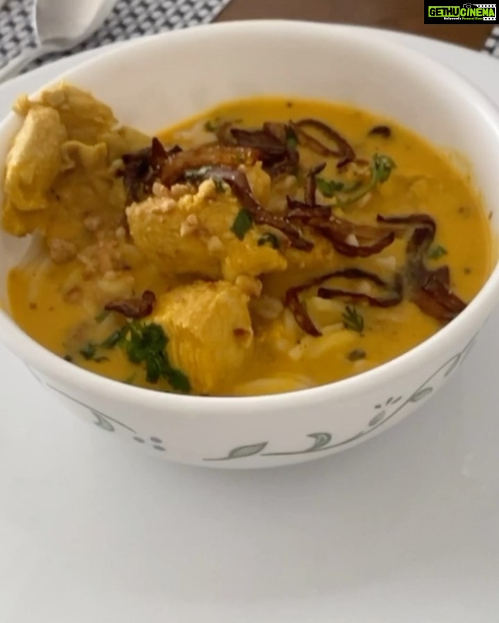 Kriti Sanon Instagram - KHOW SUEY 🍜🤤 In KHAU GALI For MAHA KHAAUU People🤪 Some #KriticalCooking by Me 💁🏻♀️ Thanks @yasminkarachiwala for the recipe😘 Video credit: @nupursanon 💞