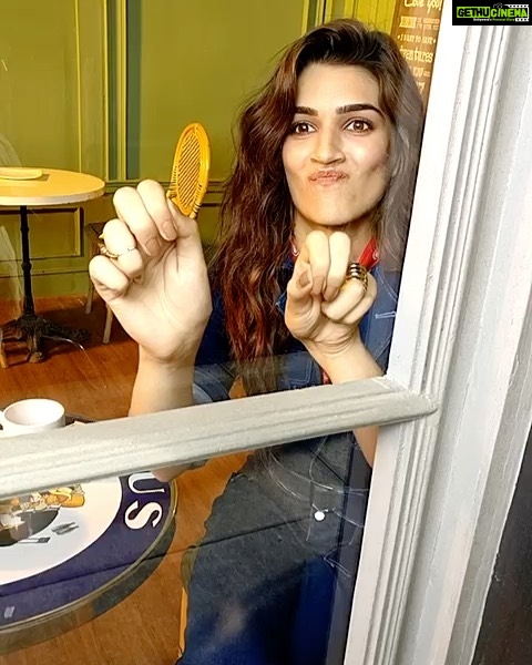 Kriti Sanon Instagram - Lockdown’s got me like! 🙄🙄🙅♀️🙆♀️🤦♀️