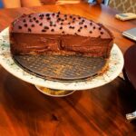 Kriti Sanon Instagram - Happy Mother’s Day!💖 Chocolate Tart made by Moi🙋‍♀️💁🏻‍♀️ @geeta_sanon 💕💕 Video credit: @nupursanon 👏🏻😘