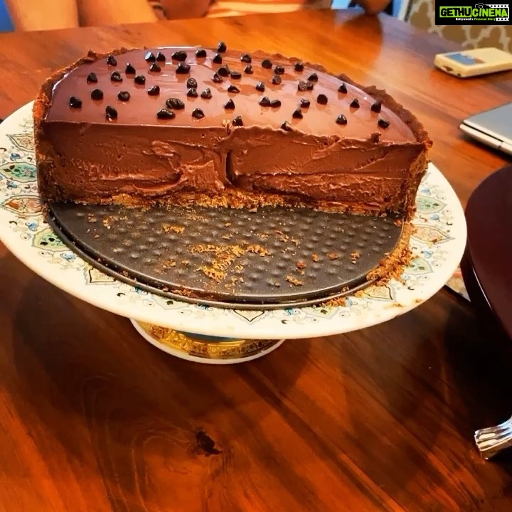 Kriti Sanon Instagram - Happy Motherβs Day!π Chocolate Tart made by MoiπββοΈππ»ββοΈ @geeta_sanon ππ Video credit: @nupursanon ππ»π