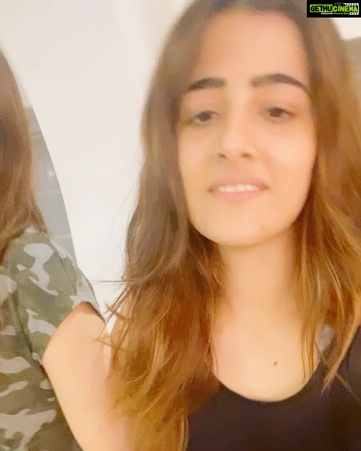 Kriti Sanon Instagram - Bedroom se right leke, kitchen se pehle wali gali mein 1st redi.. Sanon’s Chaat Corner!! All thanks to our gol gappe wale bhaiya : @geeta_sanon ❤️ (P.S. pls bear with my crazy laughter🙈😂)