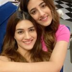 Kriti Sanon Instagram - Squishy Mushy Quarantine! 💖💙 @nupursanon