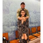 Kriti Sanon Instagram - Happyyy Happyyy Birthday Sirrjjeee!! 🥳🥳 @farhadsamji wish you a HouseFull of happiness! And may this year bring as much laughter in your life, as you bring in our films and our hearts! 🤗❤️ We would have probably started Bachchan Pandey today! Khair... jab bhi we do, its gonna be a memorable journey for sure! Lots of love! 💖✨