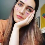 Kriti Sanon Instagram - Pink 👁 or Green 👁? Choose any.. they both never lie! 🦋