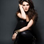 Kriti Sanon Instagram - #Throwback to BlackWidow cum CatWoman vibe!! 🖤🤍 Doing a super chic action/superwoman role is definitely on my wish list! Directors and makers- are you listening?? 🦸‍♀️🦹🏻‍♀️🖤🤍 Shot📸 by @dabbooratnani thanks for these amazing #throwback pics Dabboo!! ❤️