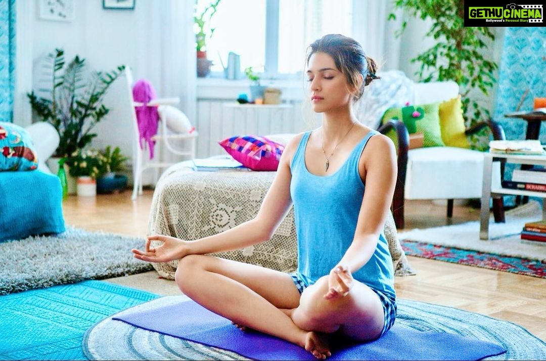 Kriti Sanon Instagram - Take care of your body, and it will take care of YOU! 🦋 #WorldHealthDay Get out of your lazy beds and do some exercise- walk around, yoga, mat workout, dance(my fav) , cardio, anything.. just wake up every inch of your body, and you’ll have a great day!! 💜💜💖💖💁🏻♀️💁🏻♀️ Pic: #RaabtaThrowback