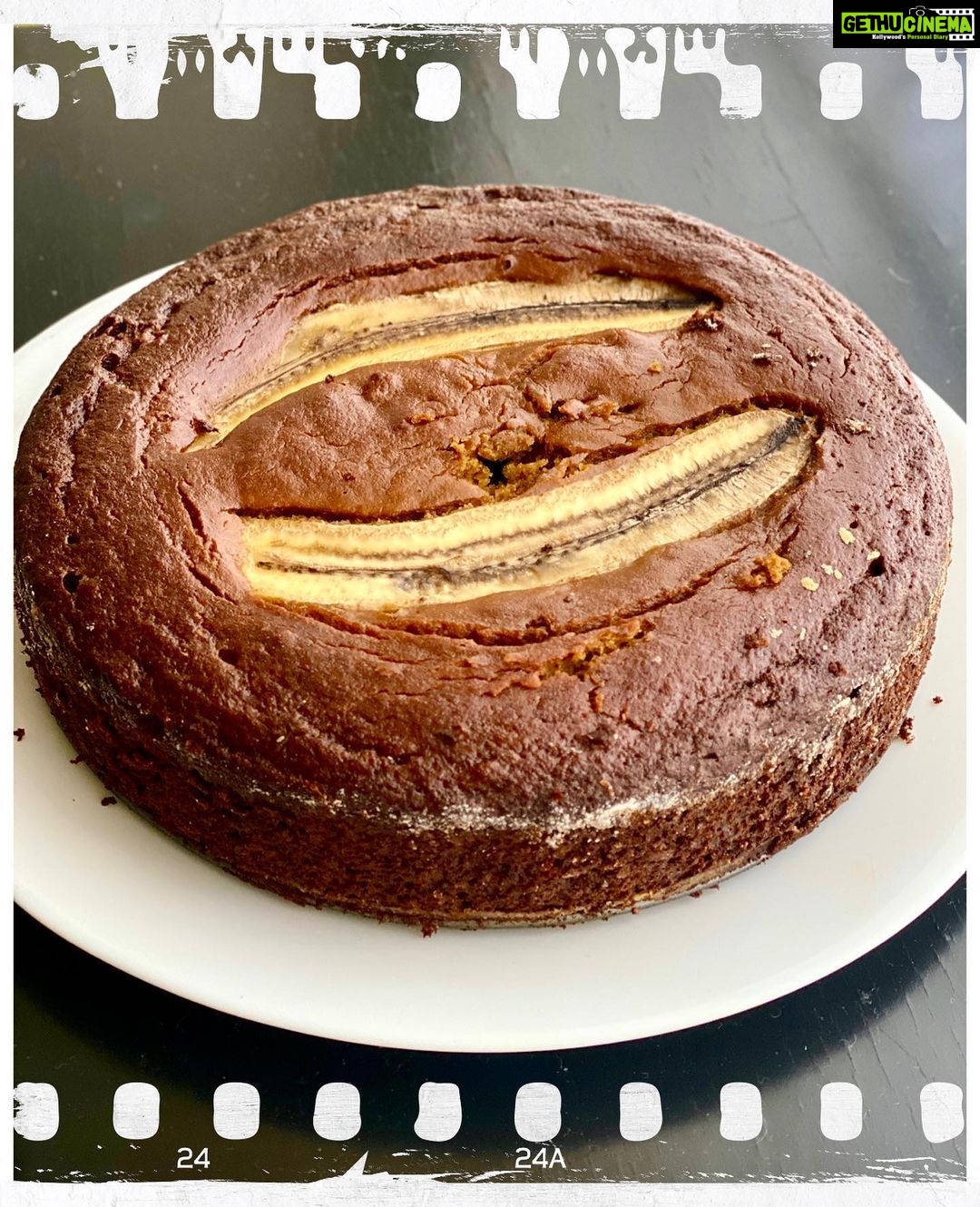 Kriti Sanon Instagram - When you wanna bake Banana Bread 🍞 but you don’t have the correct vessel..and you end up calling it “cake”! Well.. Here’s some Quinoa Oats Banana Cake instead! 💁🏻♀️ #KriticalBaking #Quarantine #stayhomeandlearnsomethingnew #stayhome